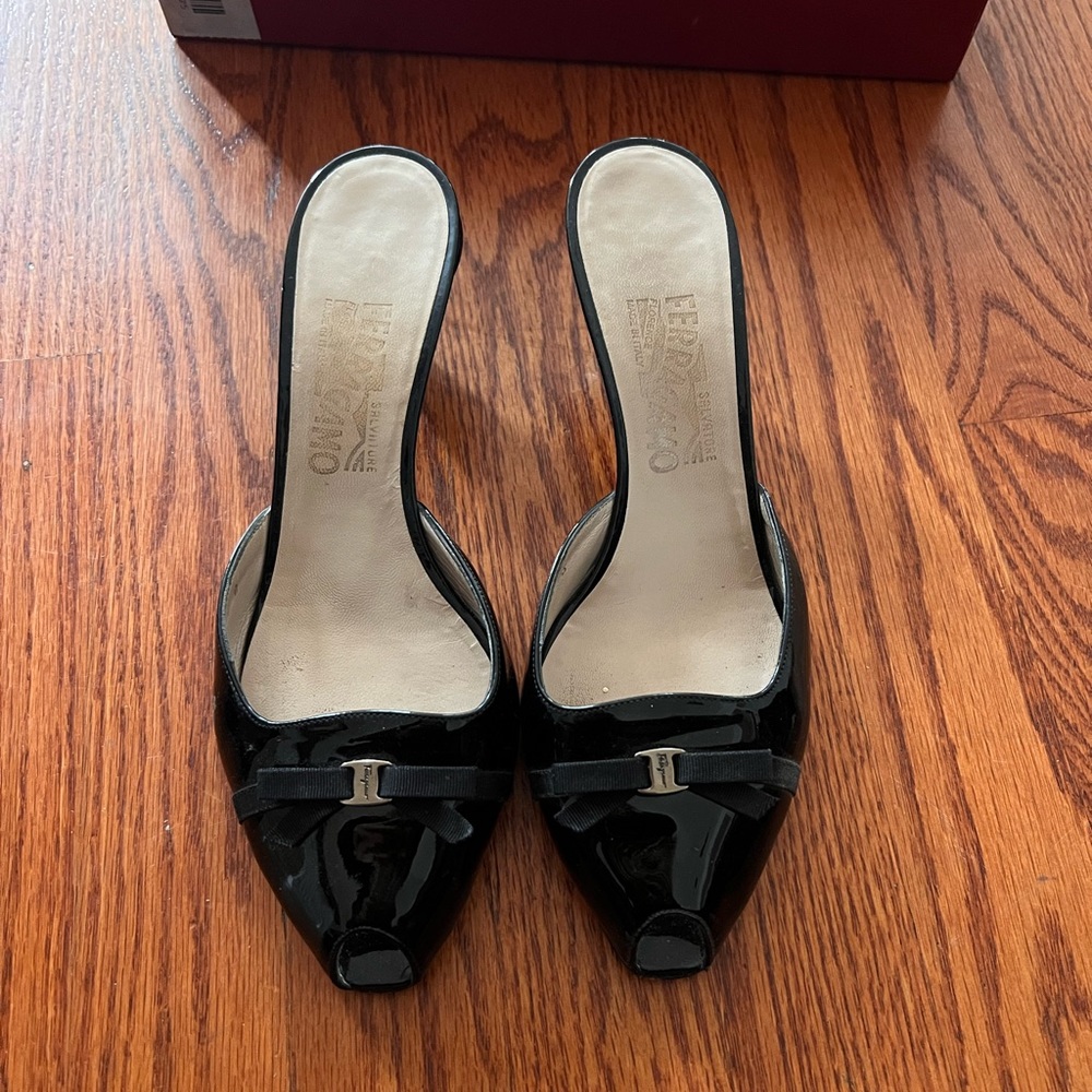 Vintage Patent Black Ferragamo size 7.5 Peep Toe Chunky Kitten Heel Mule